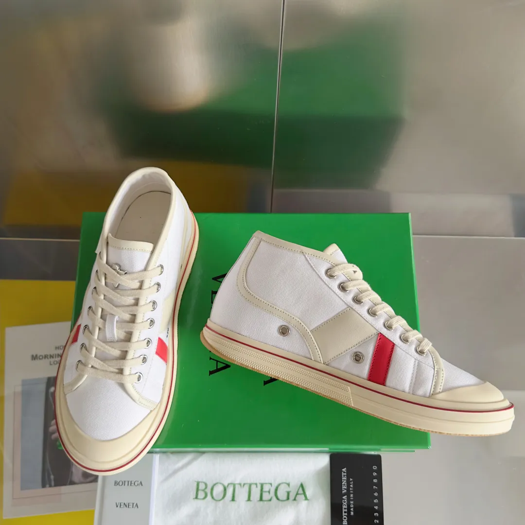 Top version: Couple model 580💰 Bottega Veneta Bottega Veneta BV’s latest Eliot series retro basketball shoes casual sports canvas shoes Bottega Veneta 2025 spring and summer show new shoes Eliot is on the market. Inspired by retro basketball sneakers, the color combination highlights youthful vitality and perfectly interprets the theme of youth and childlike innocence. The details are also very particular. The summer canvas brings excellent durability and comfort. Designs such as calfskin trim, rubber toe caps and hand-painted retro red lines are full of retro feel. The round toe and convex sole add a modern feel. Exquisite packaging at the delivery counter🛍📦 ▪️Fabrics: Original customized high-density canvas + cowhide ▪️Inner lining: Original customized breathable canvas ▪️Sole: Original open-molded anti-slip TPU material ▪️Sole thickness: 3CM ▪️Size: Women’s 35-41 / [Men’s 39-45 pre-sale]
